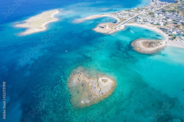 Fototapeta Vista aerea della famosa isola cuore a porto cesareo con intorno una barca, nel cuore del salento, puglia