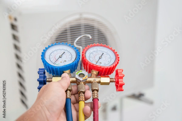 Fototapeta Technician checking the operation of the air conditioner