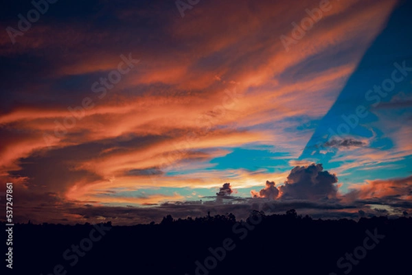 Fototapeta Por de sol com nuvens e céu colorido