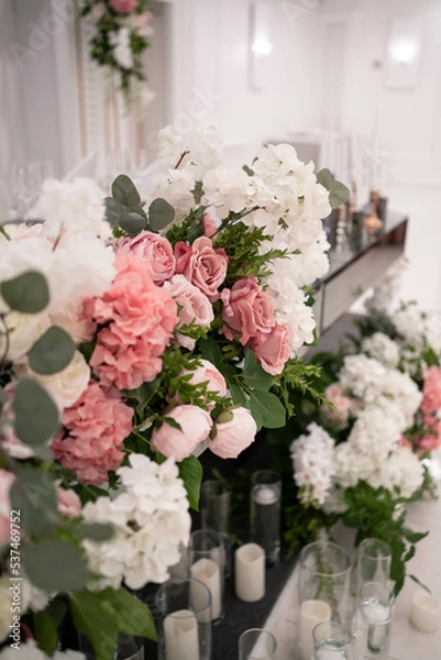 Fototapeta Mirror main table at a wedding reception with beautiful fresh flowers