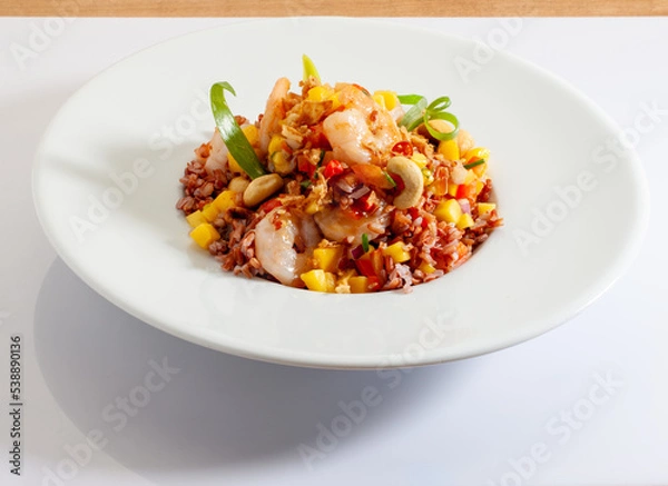 Fototapeta Ensalada de verduras, y gambas. Vegetable salad and shrimp.