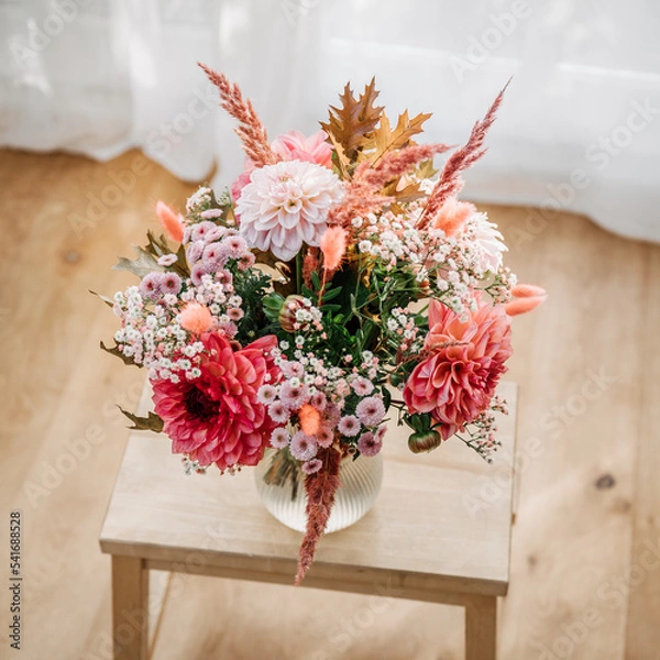 Obraz Ansicht Brautstrauß, Blumenstrauß in Vase, vor hellem Hintergrund mit Platz für Text und copy space.