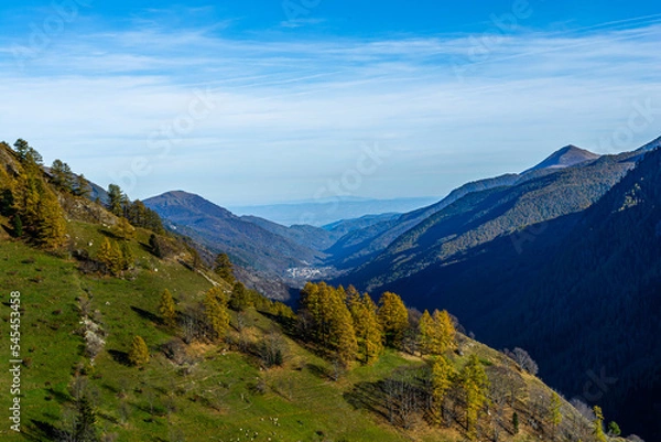 Fototapeta I tesori della Valle Varaita: il piccolo borgo di Bellino a cavallo tra il Monviso ed il Pelvo d’Elva