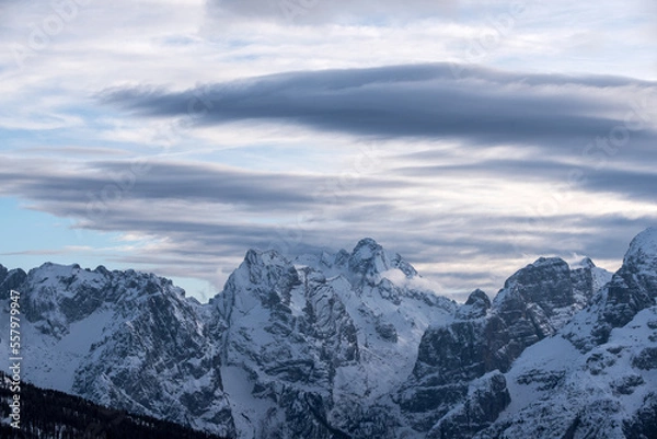 Fototapeta uno splendido scorcio delle dolomiti innevate, le montagne delle dolomiti in inverno