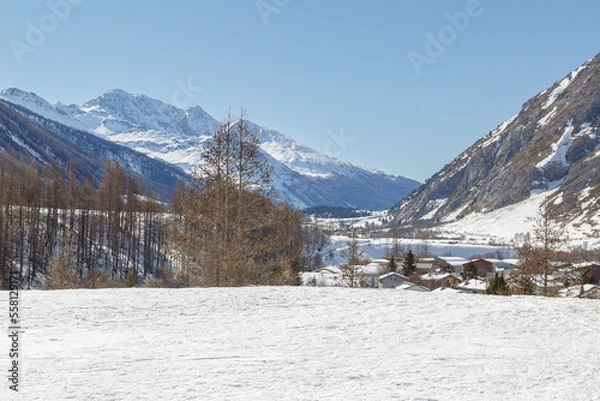 Fototapeta Village français Bonneval sur Arc. Une station de ski dans le parc Vanoise. Maisons en pierre. 