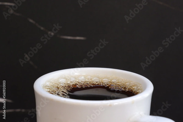 Fototapeta 淹れたてのフレッシュなコーヒーが入ったコーヒーカップ