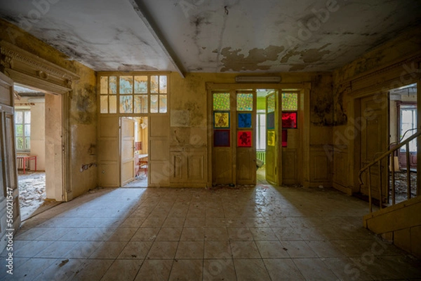 Fototapeta An old school in an abandoned manor house in central Poland, Europe in autumn