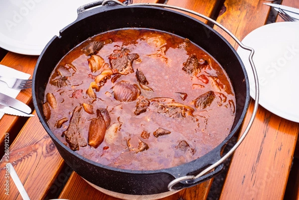 Fototapeta Stifado (griechischer Eintopf) aus dem Dutch Oven