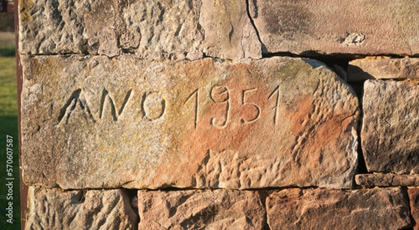 Fototapeta "Año 1951" tallado en piedraen muro rustico de finca rural