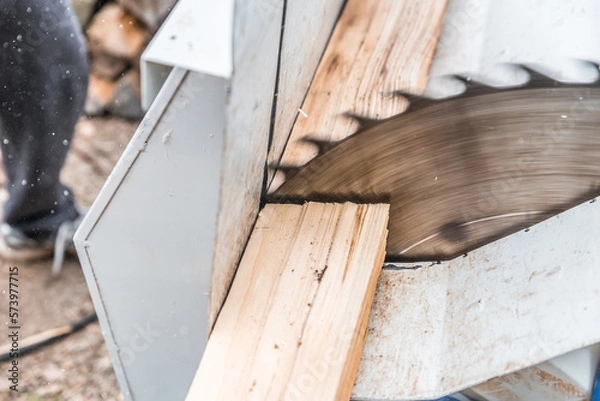 Fototapeta Nahaufnahme einer Kreissäge mit Holzscheite für Holzschneiden, Deutschland