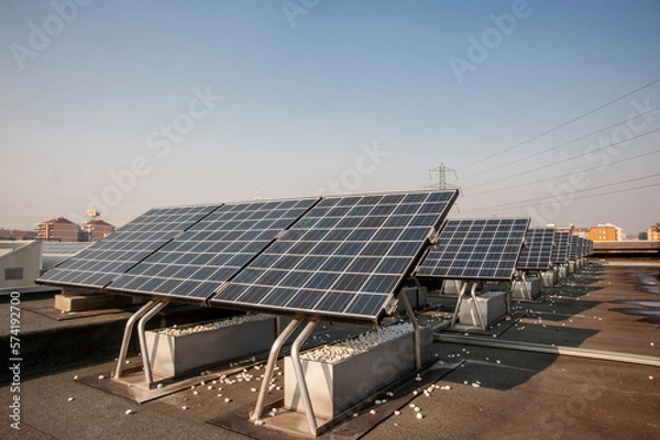 Fototapeta Pannelli solari. Installazione di pannello solare su tetti di industria e abitazione. Energia verde.