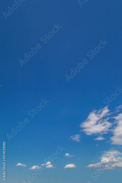 Fototapeta 地平線付近に羊雲の浮かぶ青空。背景素材