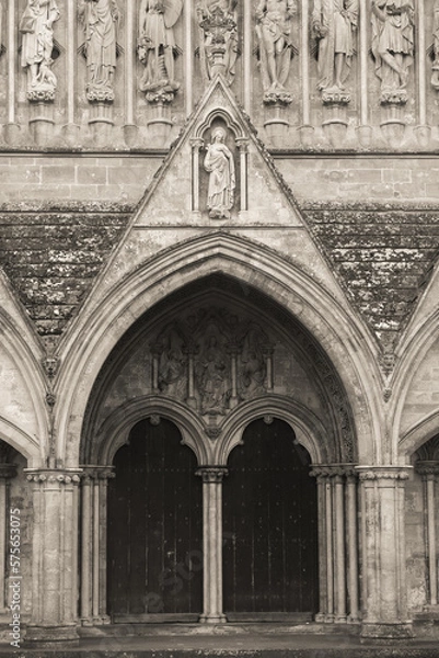 Fototapeta Stone statues on the West Front of the medieval Salisbury Cathedral, Wiltshire. Sculpted by James Redfern in 1868 and on public display ever since.