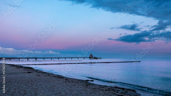 Fototapeta Vor Sonnenaufgang am Strand von Zingst.