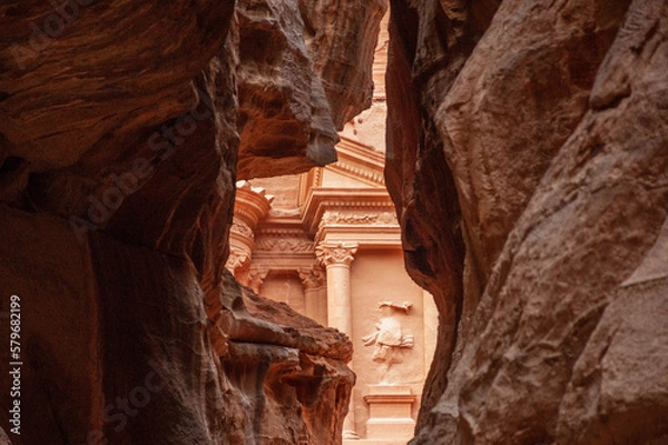 Fototapeta Jordan. Peter. Only road to rock city of Nabatean kingdom, to ancient city of Petra.Canyon Siq or El Siq. Sheer cliffs of a canyon or rocky cleft, 92 to 182 meters high, hang over narrow path.