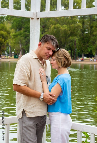 Fototapeta happy couple in the park