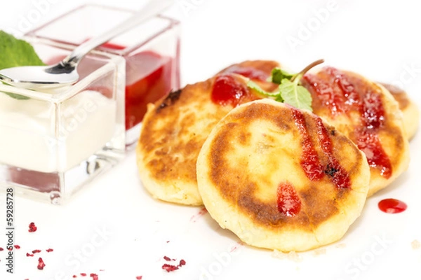 Fototapeta cheesecakes with sour cream and jam on table in restaurant