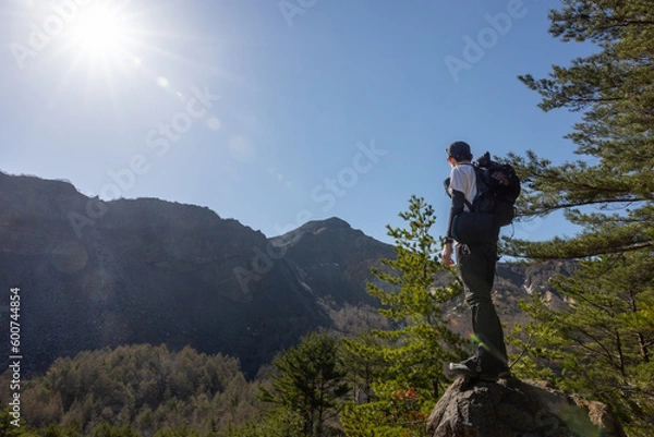 Fototapeta 磐梯山に登る男性