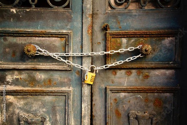 Fototapeta Old rusty door locked by chain