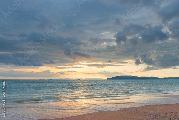 Fototapeta A gentle sunset in Thailand in pastel colors - a beautiful seascape