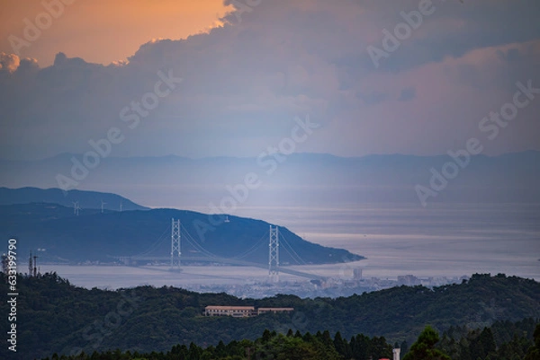 Fototapeta 日本の神戸市にある六甲山山頂付近からみた明石海峡大橋と淡路島
