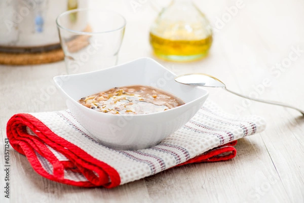 Fototapeta Pasta e fagioli servita in un piatto fondo bianco di ceramica