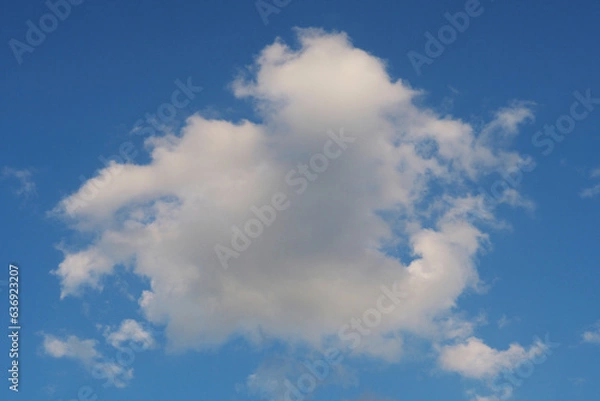 Fototapeta Weiße Wolken vor einem tiefblauen Himmel