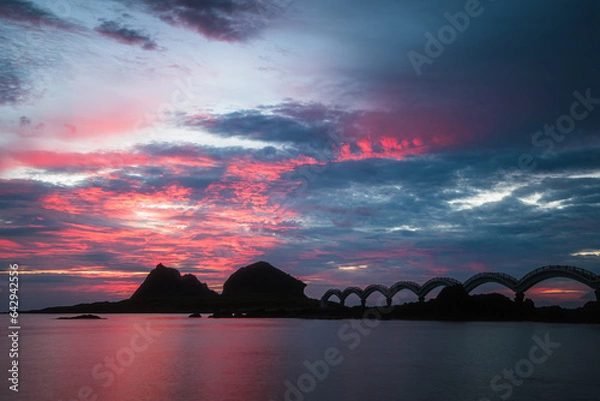 Fototapeta sunrise or sunset at the beach with Sanxiantai Arch Bridge in East Taiwan