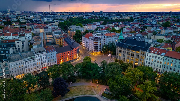 Fototapeta Weinbergspark Kollwitzkiez Berlin Berliner Drone Grünanlage Parkbank Nachbarschaft Kultur Skulpturen Spielplatz Bäume Picknick Spaziergang Denkmal Geschichte Architektur Café Brunnen Kunst Wohnviertel