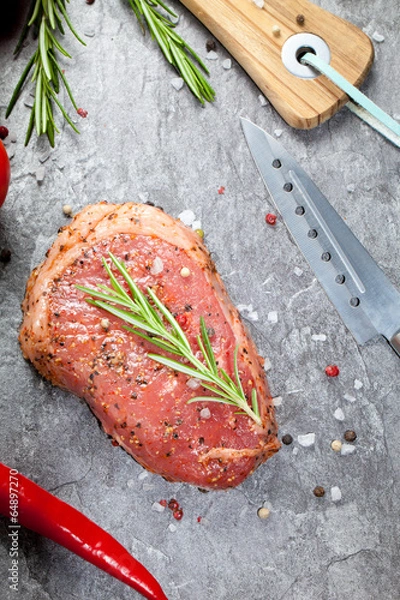 Fototapeta stück fleisch mit chilli auf einer granit platte