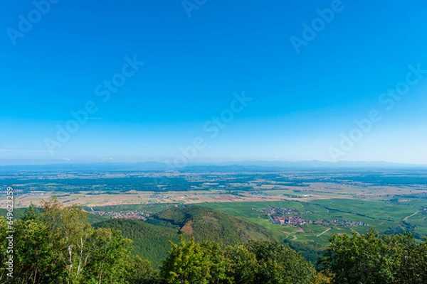 Fototapeta Blick vom Château du Haut Koenigsbourg bei Orschwiller auf die Landschaft der Oberrheinischen Tiefebene. Im Hintergrund die Hügellandschaft des Schwarzwaldes. Departement Bas-Rhin in der Region Elsass