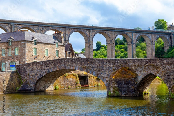 Obraz panoramic view of old stone bridge and historical medieval houses reflecting in La Rance river in Dinan town port