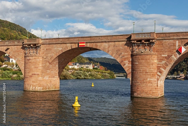 Obraz Bogen der Alten Brücke oder Karl-Theodor-Brücke über den Neckar bei Heidelberg. Links im Hintergrund der östlichste Teil des Stadtteils Neuenheim, Baden-Württemberg, Deutschland