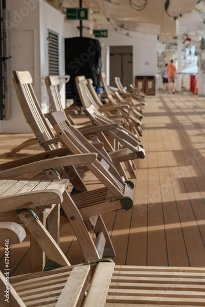 Fototapeta Sonnenliegen auf Luxus Kreuzfahrtschiff - Sun loungers and deck chairs on luxury oceanliner, cruiseship or cruise ship liner Elizabeth or Victoria on outdoor promenade teak deck