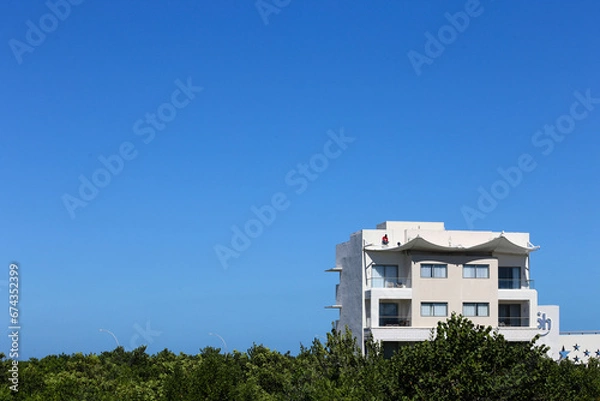 Fototapeta Edificio moderno en color blanco, en medio de la selva, estilo de vida, lujo y exclusividad, 