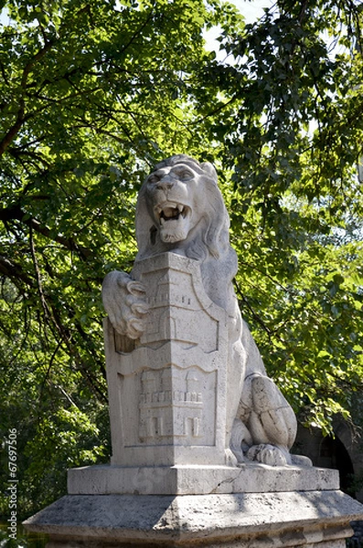 Fototapeta Statua di un leone al Castello di Vajdahunyad, Budapest.