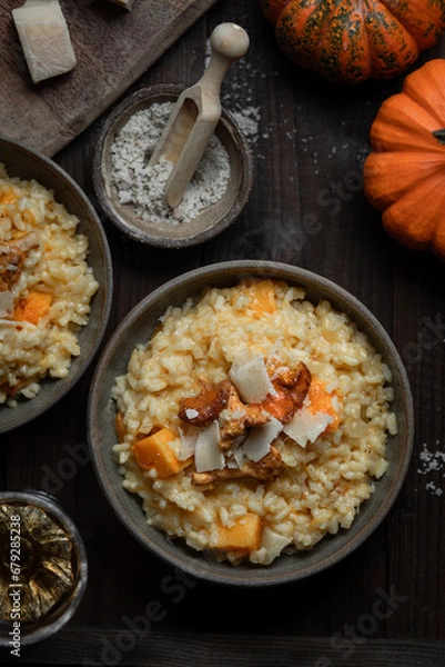 Fototapeta Risotto fait maison crémeux aux potiron, champignon girolle et parmesan