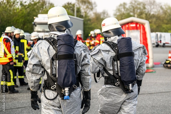 Fototapeta Feuerwehrmänner in Chemikalienschutzanzügen - Feuerwehr 