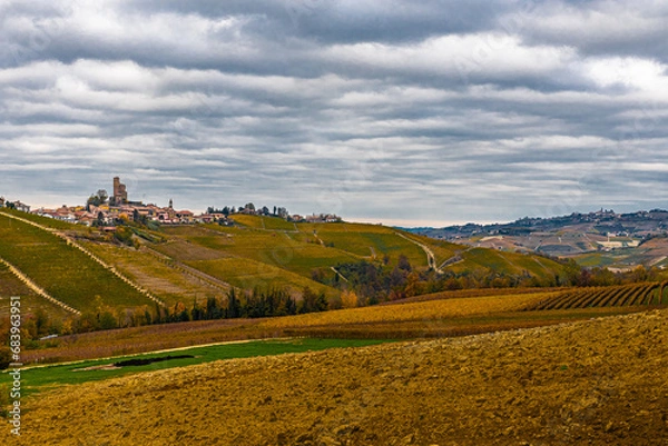 Fototapeta Serralunga, Barolo, Novello: tre borghi stupendi appoggiati sulle colline delle Langhe