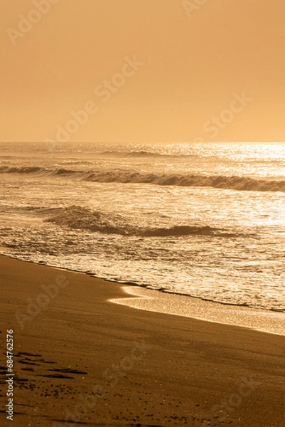 Fototapeta Hora dourada no amanhecer na praia