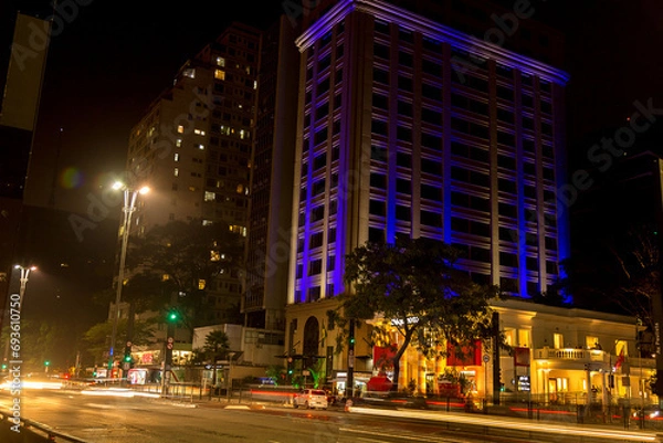 Fototapeta Prédio localizado na Avenida Paulista decorado com luzes de cor azul  para festa de natal.