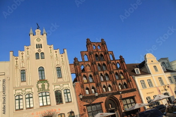 Fototapeta Hanseatische Giebelhäuser am  Wismarer Marktplatz