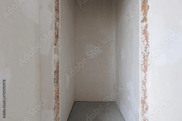 Fototapeta interior of the apartment without decoration in gray colors. rough finish