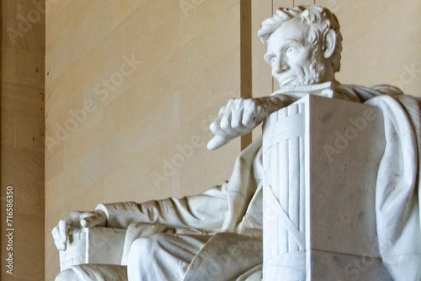 Fototapeta Sixteenth President Abraham Lincoln seated in his armchair, in a temple and pantheon on the National Mall in Washington DC, USA.