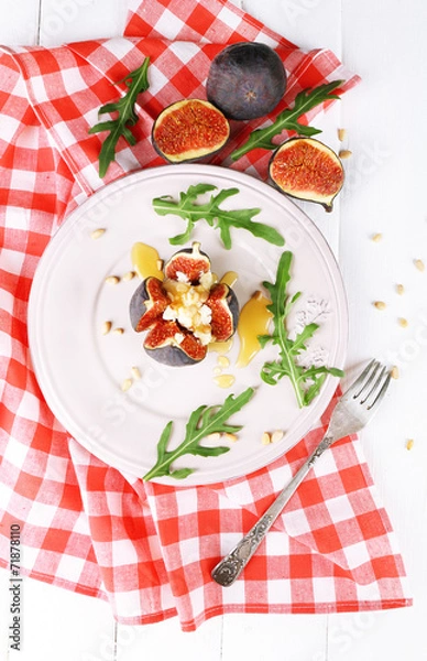 Fototapeta Ripe sweet fig with cottage cheese and honey, on plate