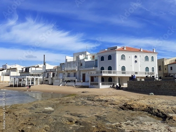 Fototapeta Panorama di Punta Secca, la casa del Commissario Montalbano sulla spiaggia in riva al mare.