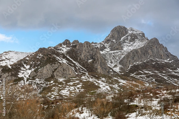 Fototapeta Fontún Peak in winter with snow. Fontún de la Tercia, Villamanín, León, Spain.