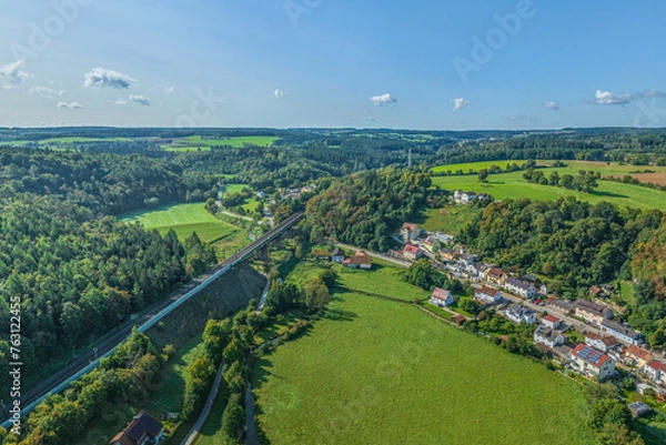 Fototapeta Die Ortschaft Möhren und das Möhrenbachtal im Naturpark Altmühltal von oben