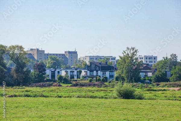 Fototapeta Moderne Wohngebäude mit Wiese an der Leine, Neustadt am Rübenberge, Niedersachsen, Deutschland