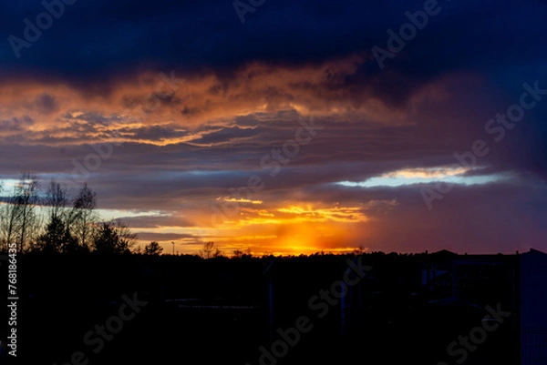 Fototapeta A beautiful sunset on a cloudy day 